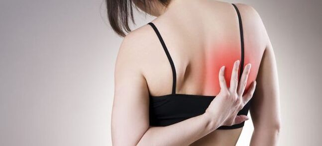 Hareket ederken artan sırt ağrısı torasik osteokondrozun bir belirtisidir